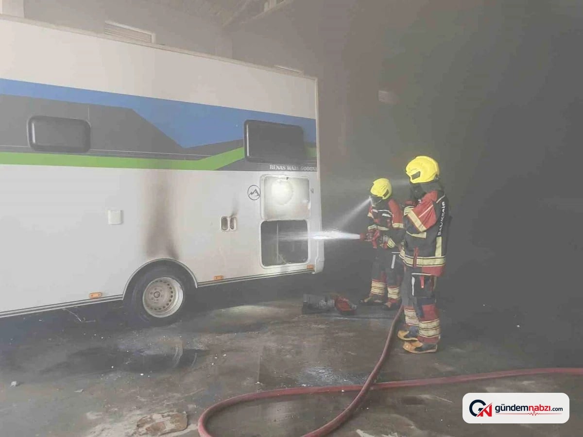 Balıkesir'de karavan kamyonet alev alev yandı