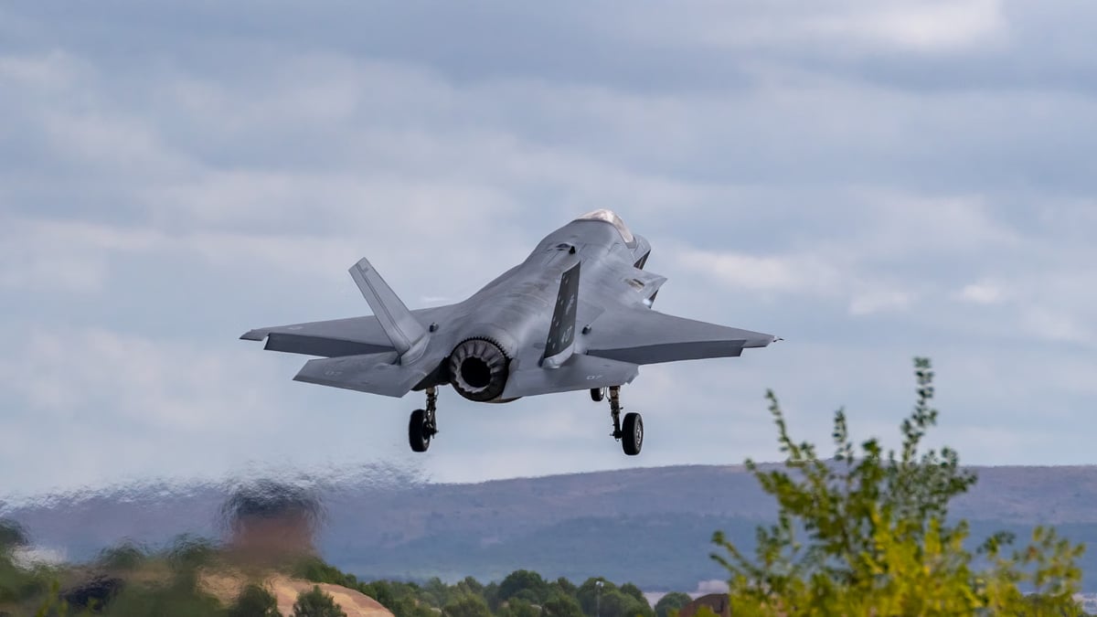 ABD'de F-35 savaş uçağı üste düştü