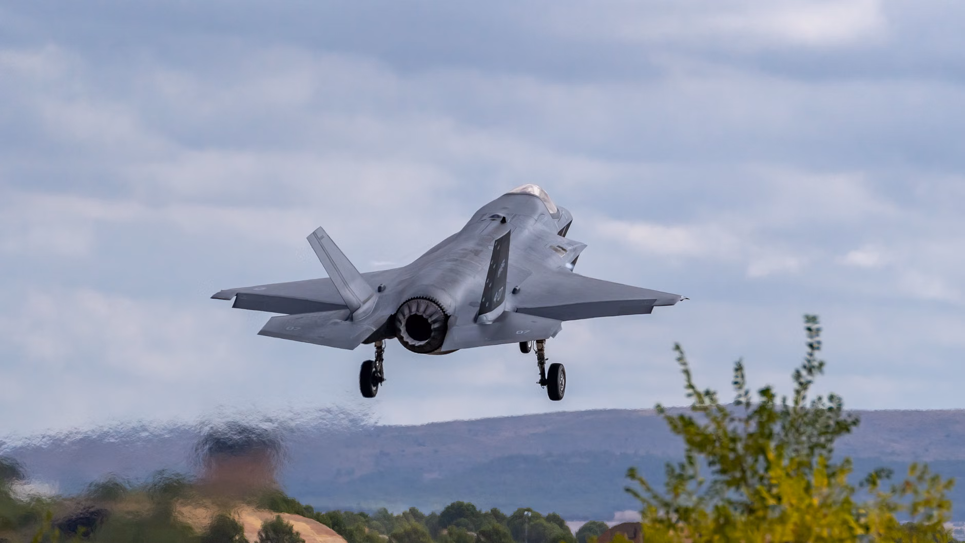 ABD'de F-35 savaş uçağı üste düştü