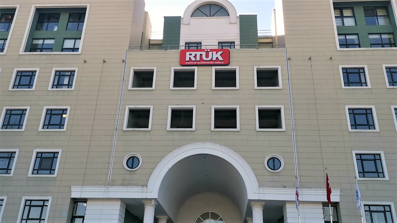 Gençlerin televizyon ve radyo izleme süreleri azaldı