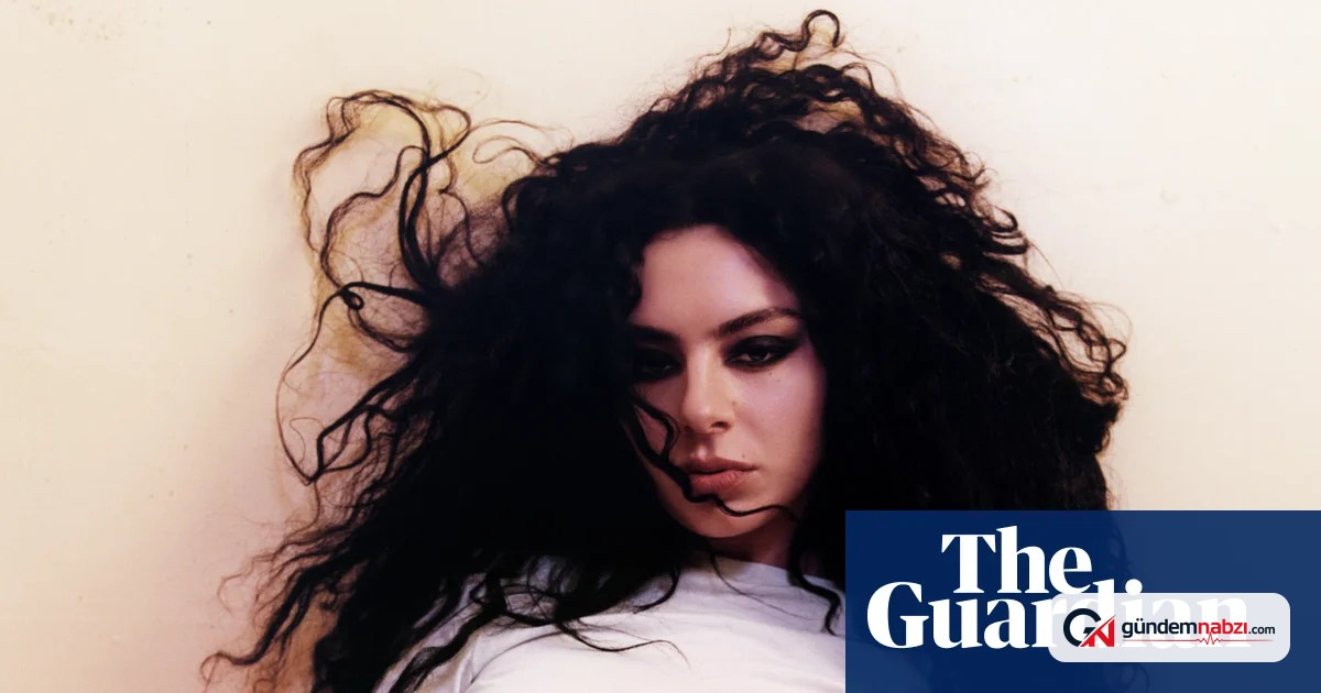 Charli XCX portresi galerinin koleksiyonuna eklendi