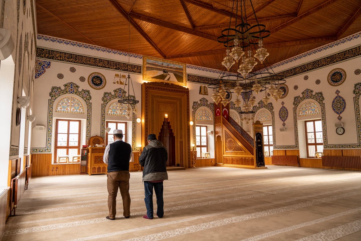 Bursa Mudanya'da Yörükali köyünde şehitler için pilav dağıtıldı