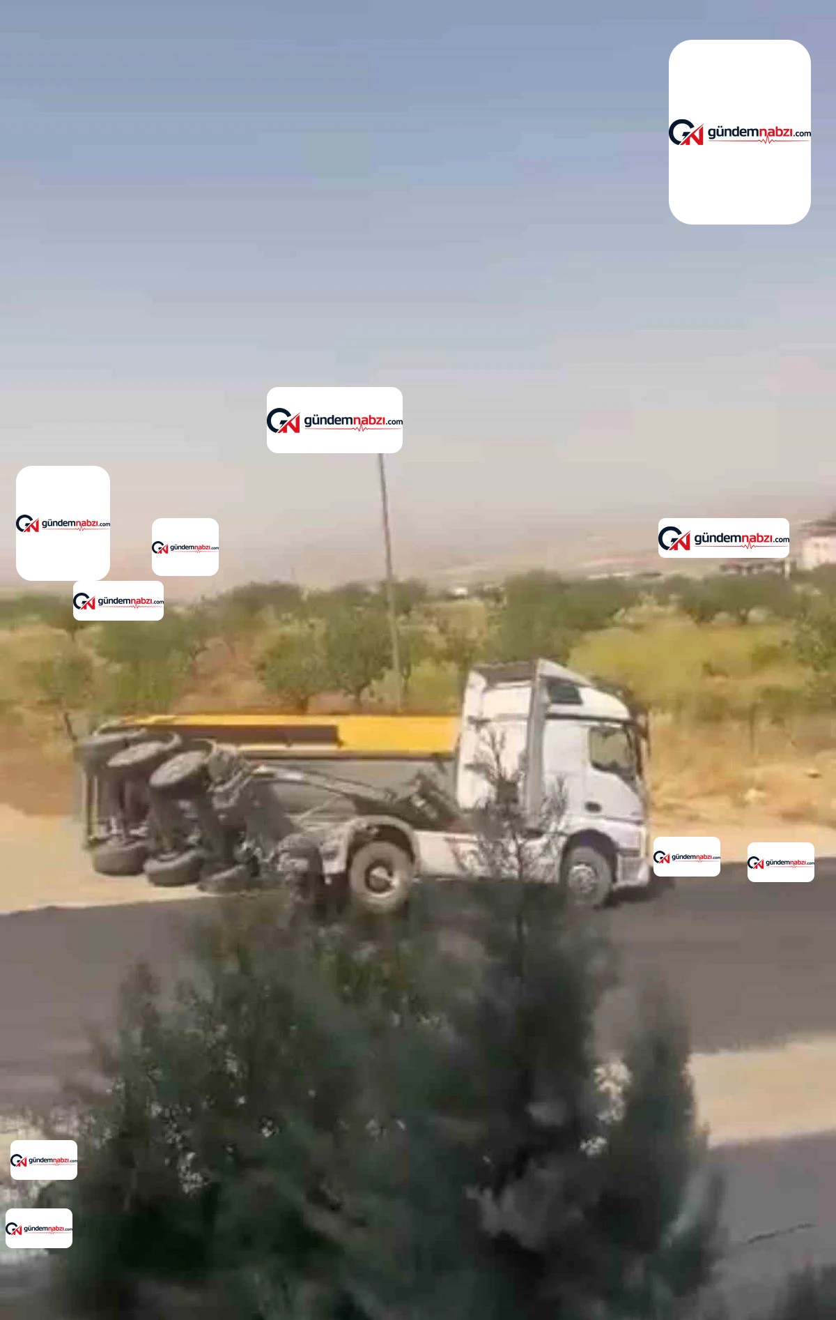 Siirt'te kum yüklü kamyon devrildi