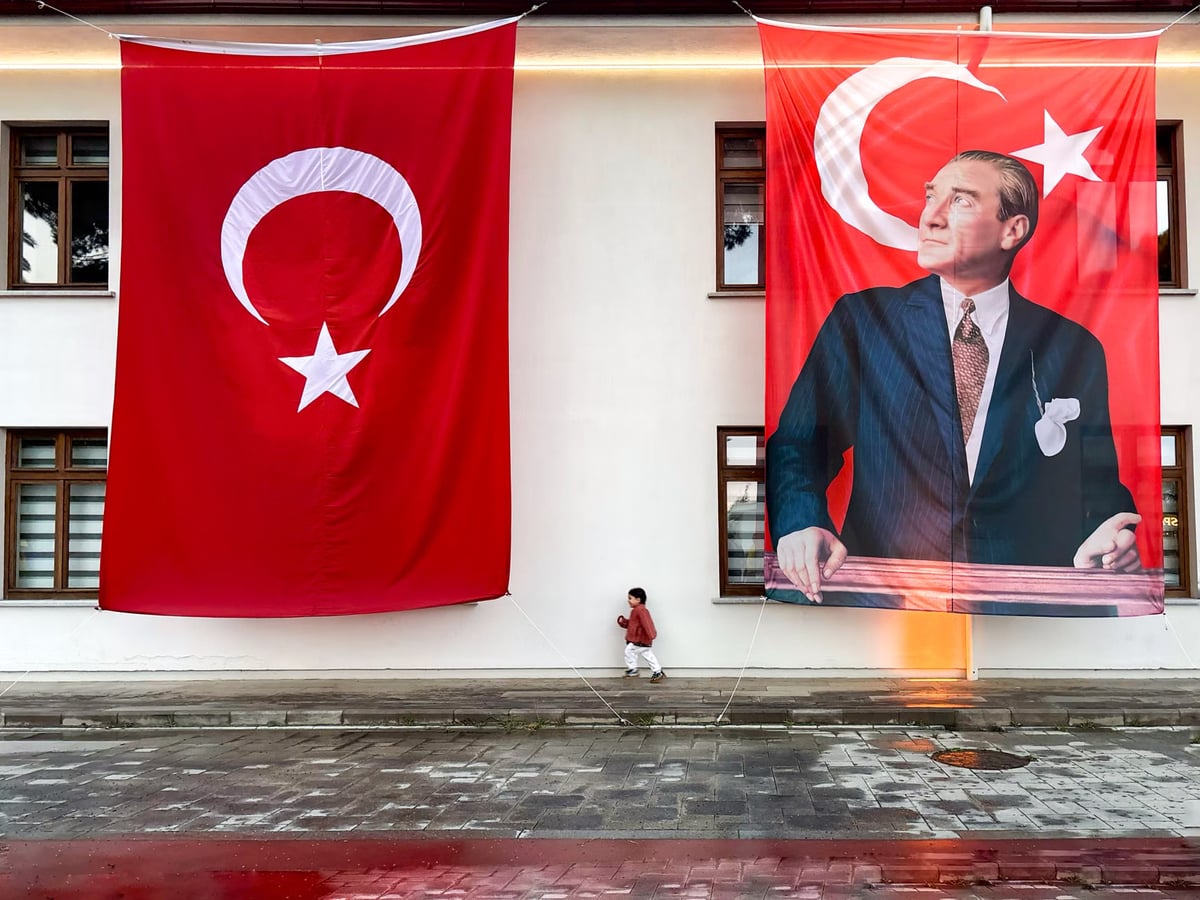 Okullarda siyasi propaganda tepkilere neden oldu