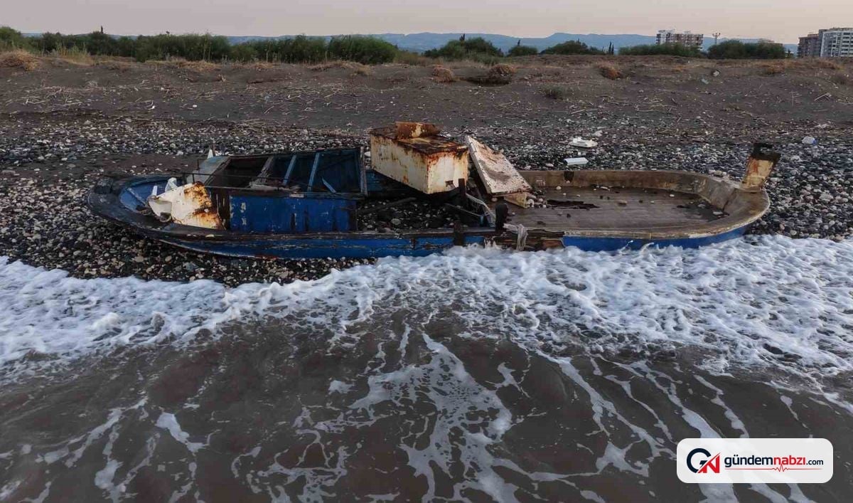 Mersin Erdemli'de fırtına batık tekneyi caretta yuvalama alanına sürükledi