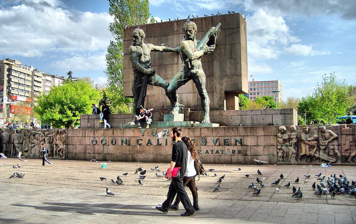 Hulusi Akar, Güvenpark'taki şehit yakınlarıyla görüştü