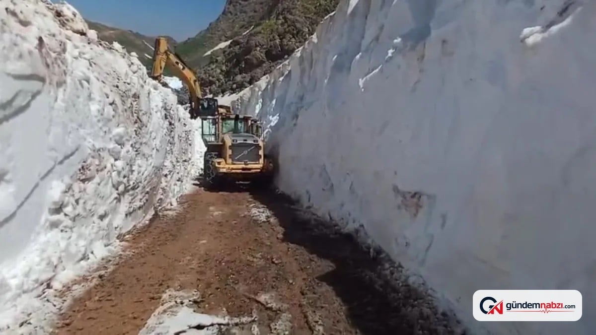 Hakkari'de yaz aylarında 5 metrelik kar tünelleri açıldı