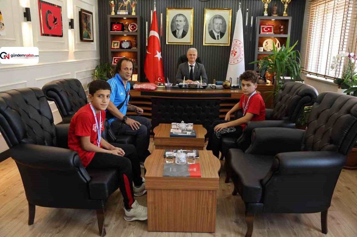 Muşlu milli güreşçiler madalyayla döndü