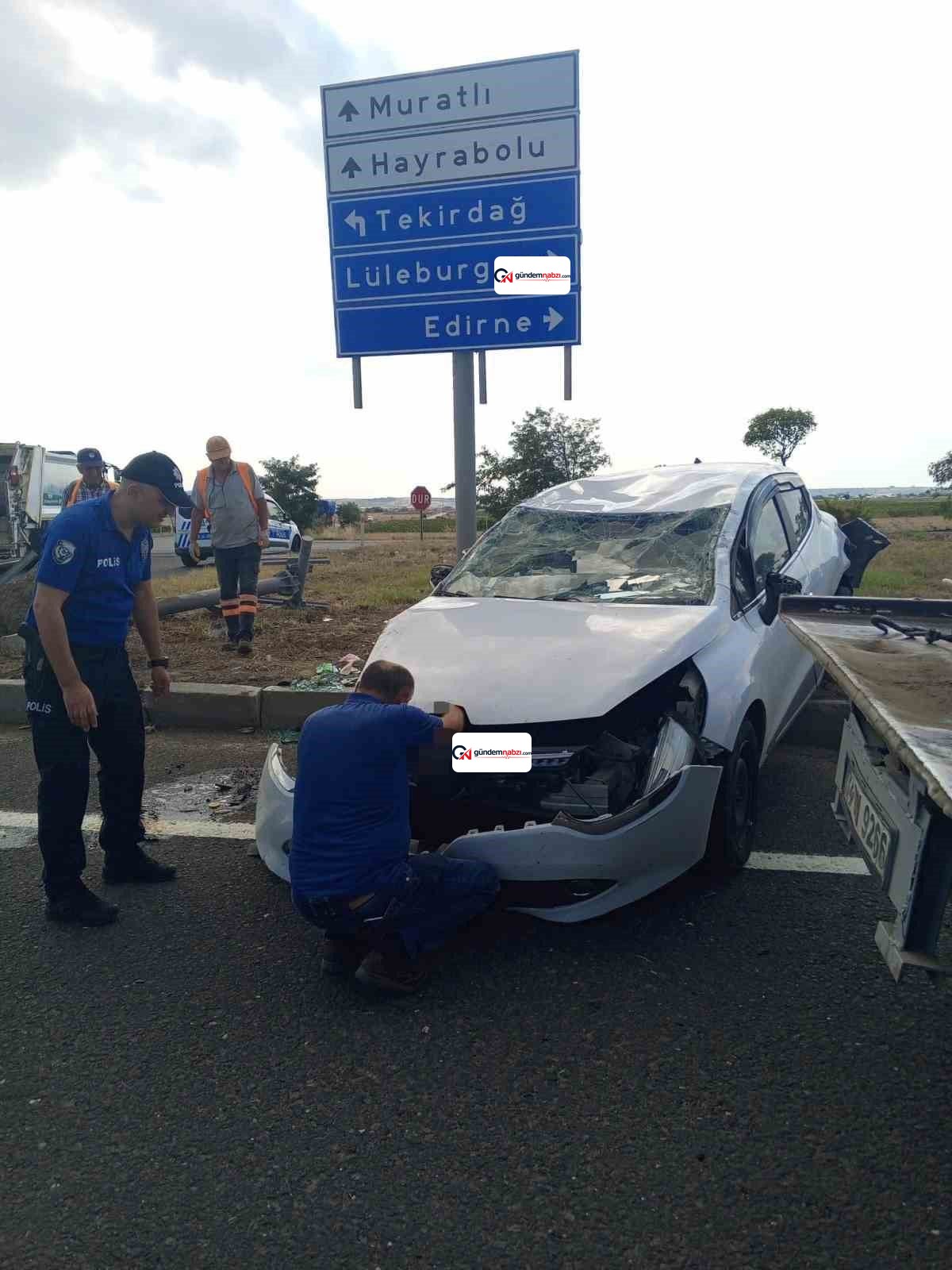 Tekirdağ'da otomobil bariyere çarptı: 2 yaralı