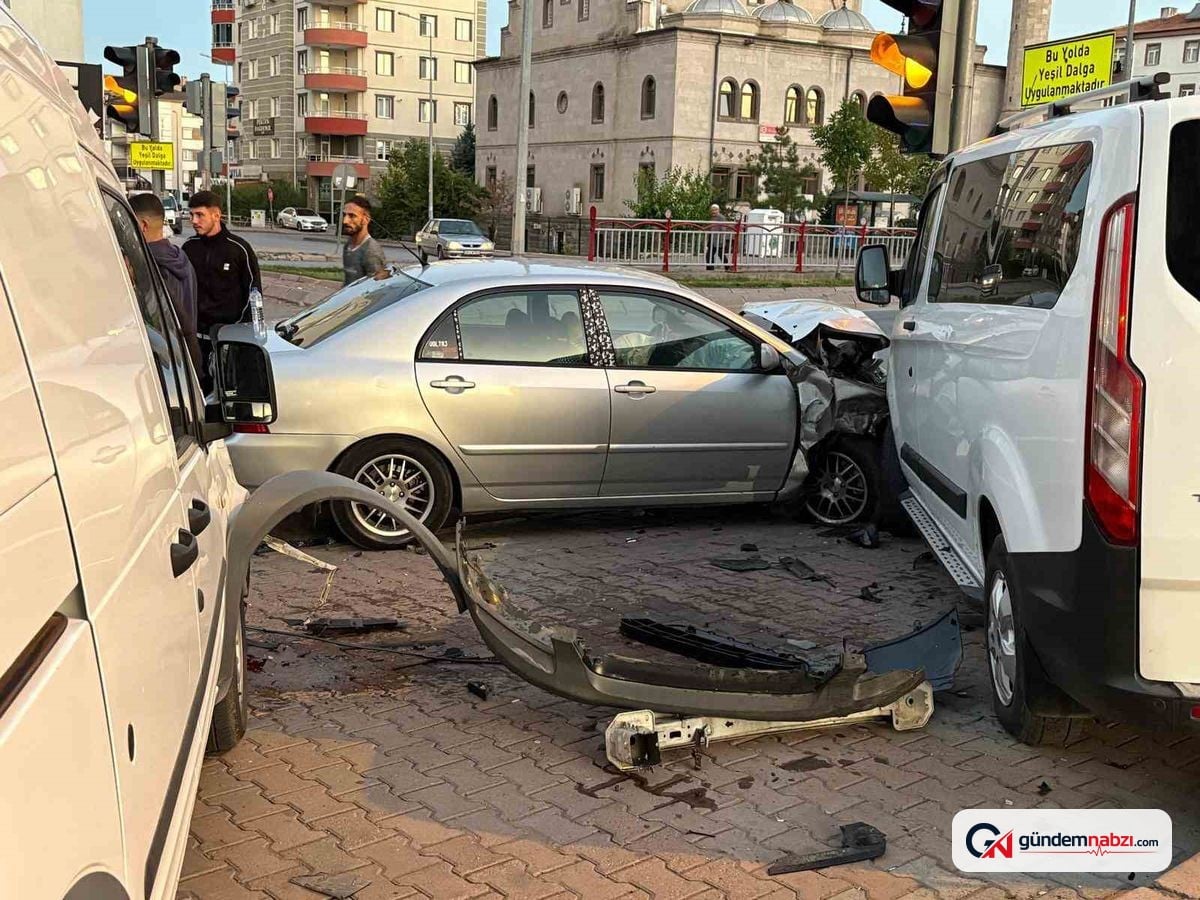 Kayseri'de alkollü sürücü park halindeki iki araca çarptı