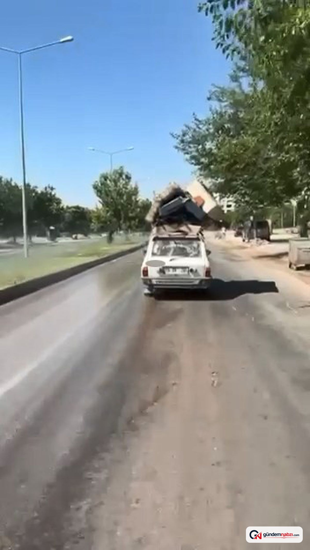 Elazığ'da otomobilin tavanına yüklenen eşyalar tehlike saçtı