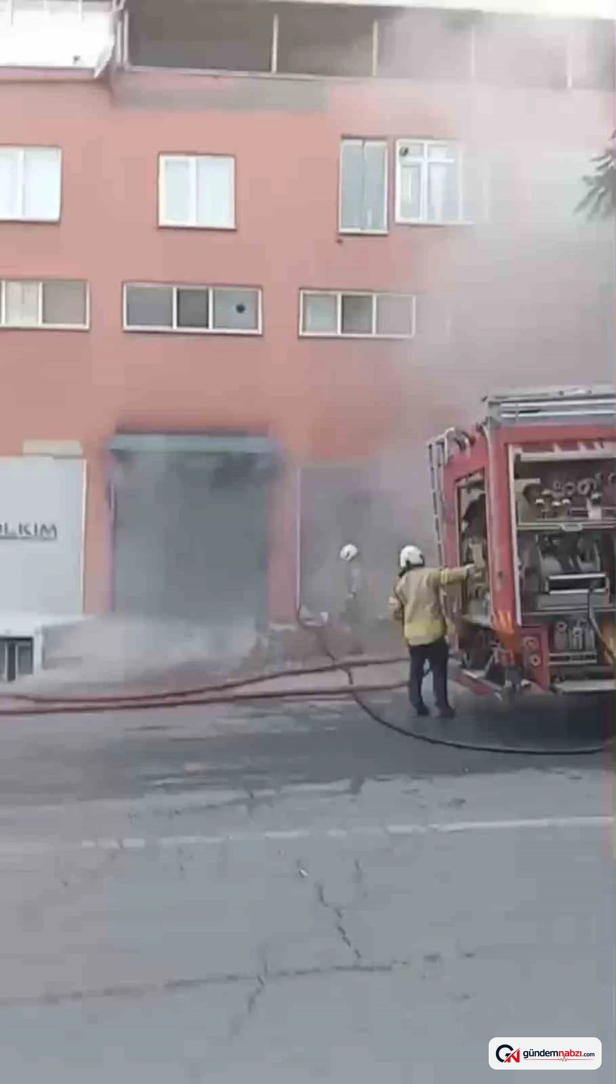 İstanbul Pendik'te 7 katlı binada yangın çıktı