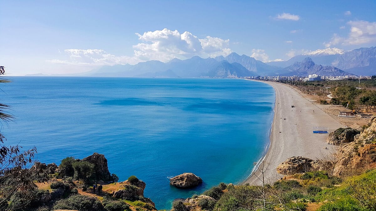 Antalya'da yangın nedeniyle kapatılan karayolu ulaşıma açıldı