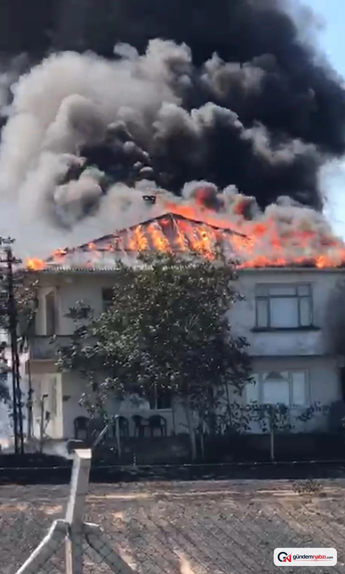 Edirne'de anız yangını evi ve depoyu küle çevirdi