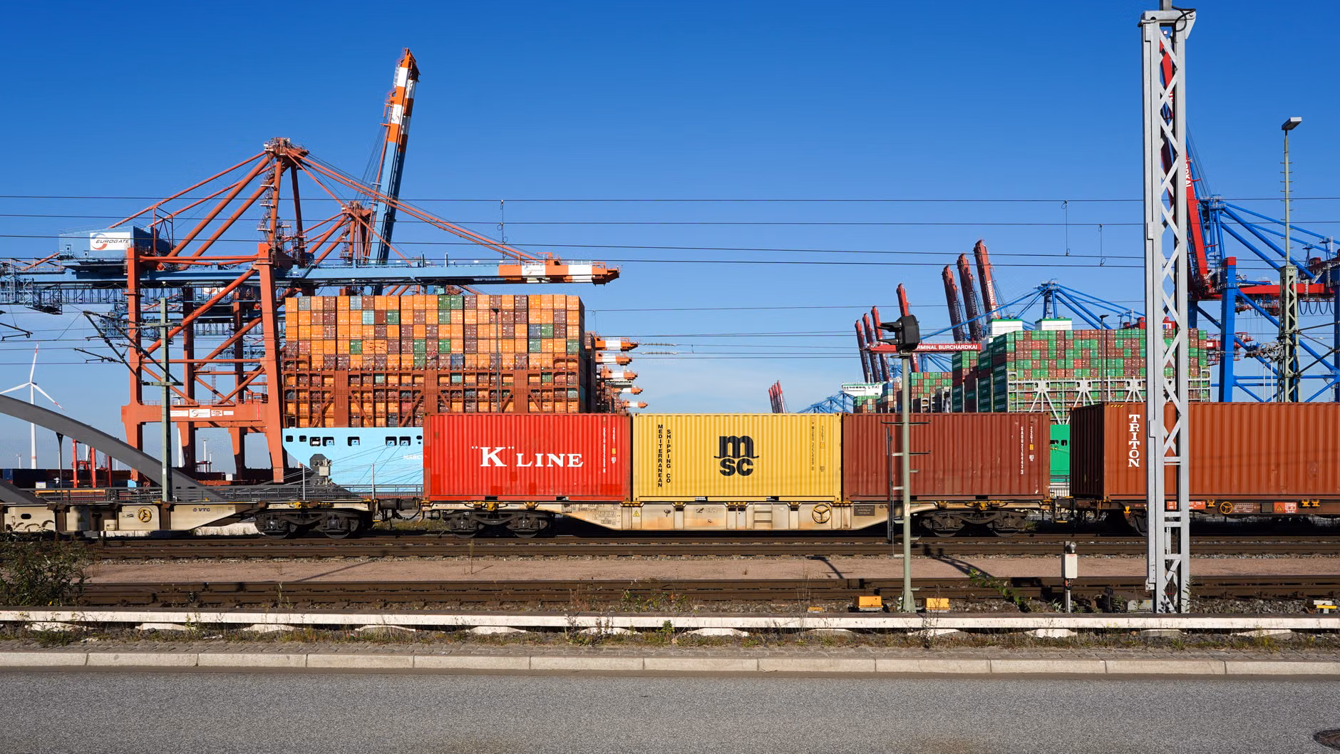 Çin'in Xiamen kentinde deniz-demiryolu hattı açıldı