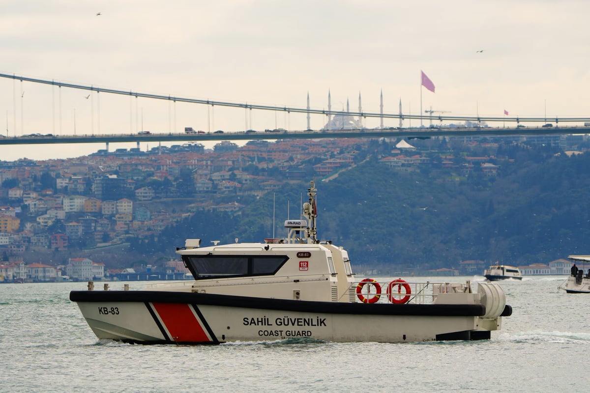 Kız Kulesi açıklarında sürüklenen tekne kurtarıldı