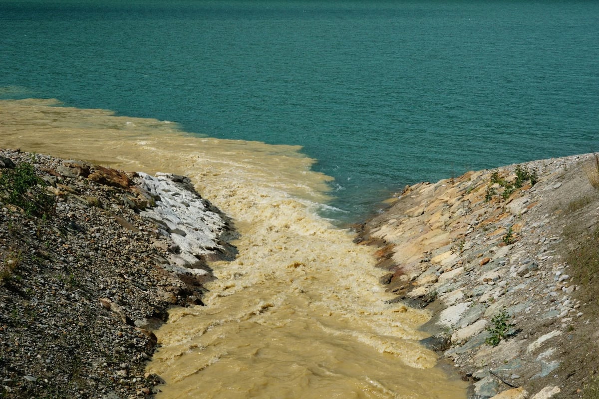 Bartın İnkumu'nda sağanak sonrası deniz kahverengiye büründü