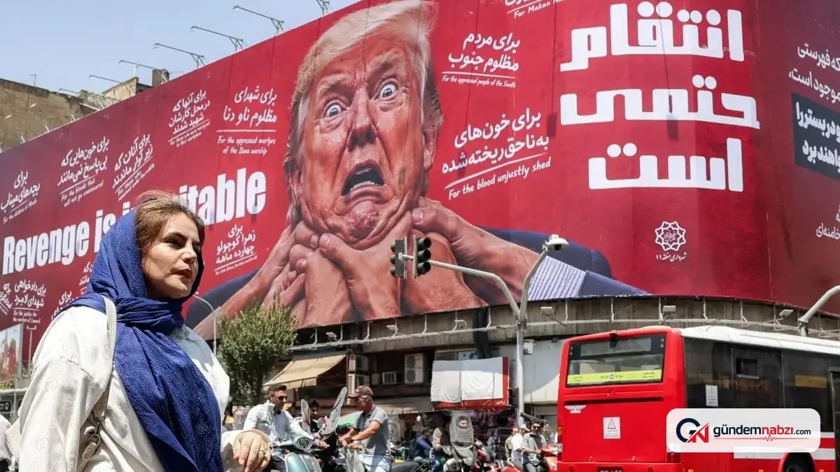 Tahran'da Trump'ın boğazına sarılı ellerin yer aldığı afiş asıldı