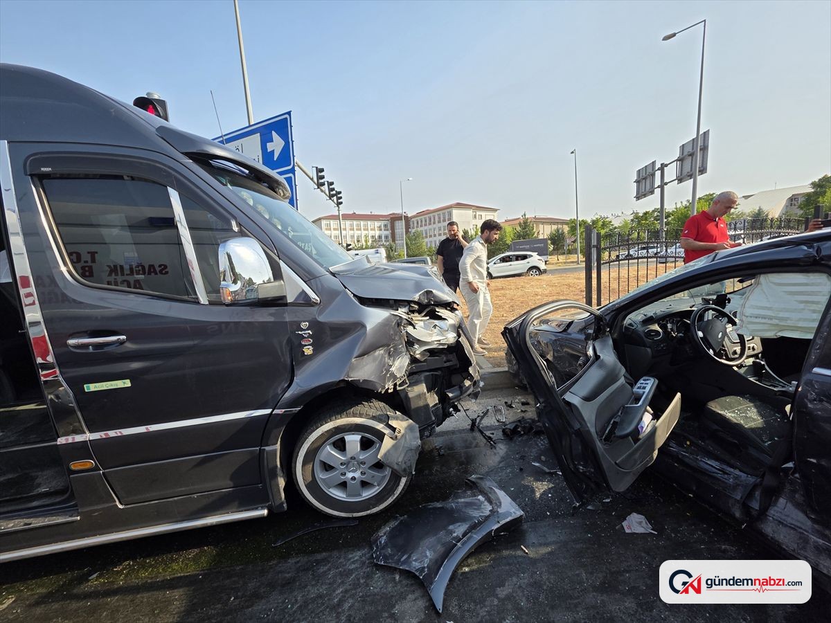 Bingöl'de minibüs ile otomobil çarpıştı: 5 yaralı