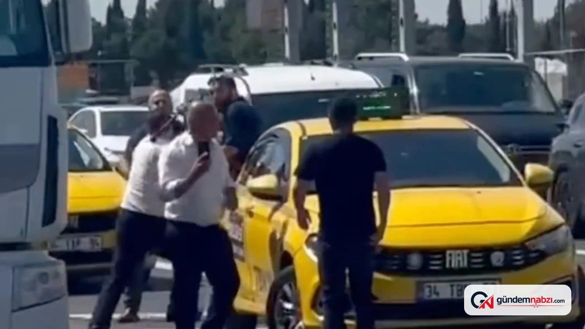 İstanbul'da taksicilerin yol kenarındaki kavgası