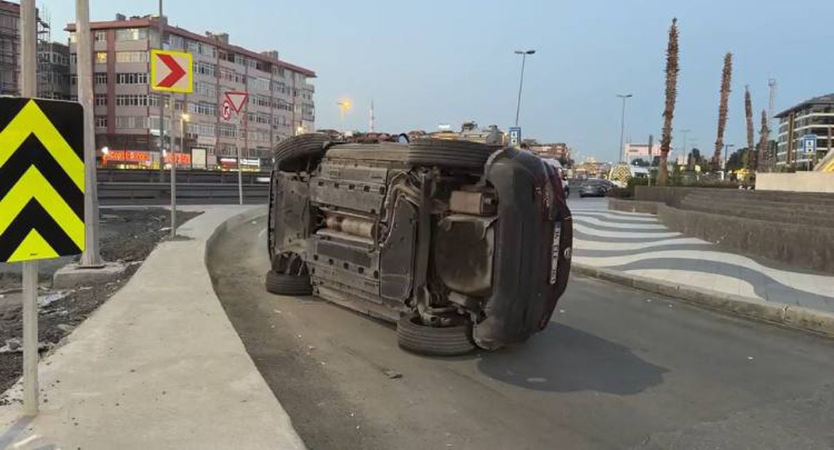Bakırköy'de otomobil devrildi, sürücü yaralandı