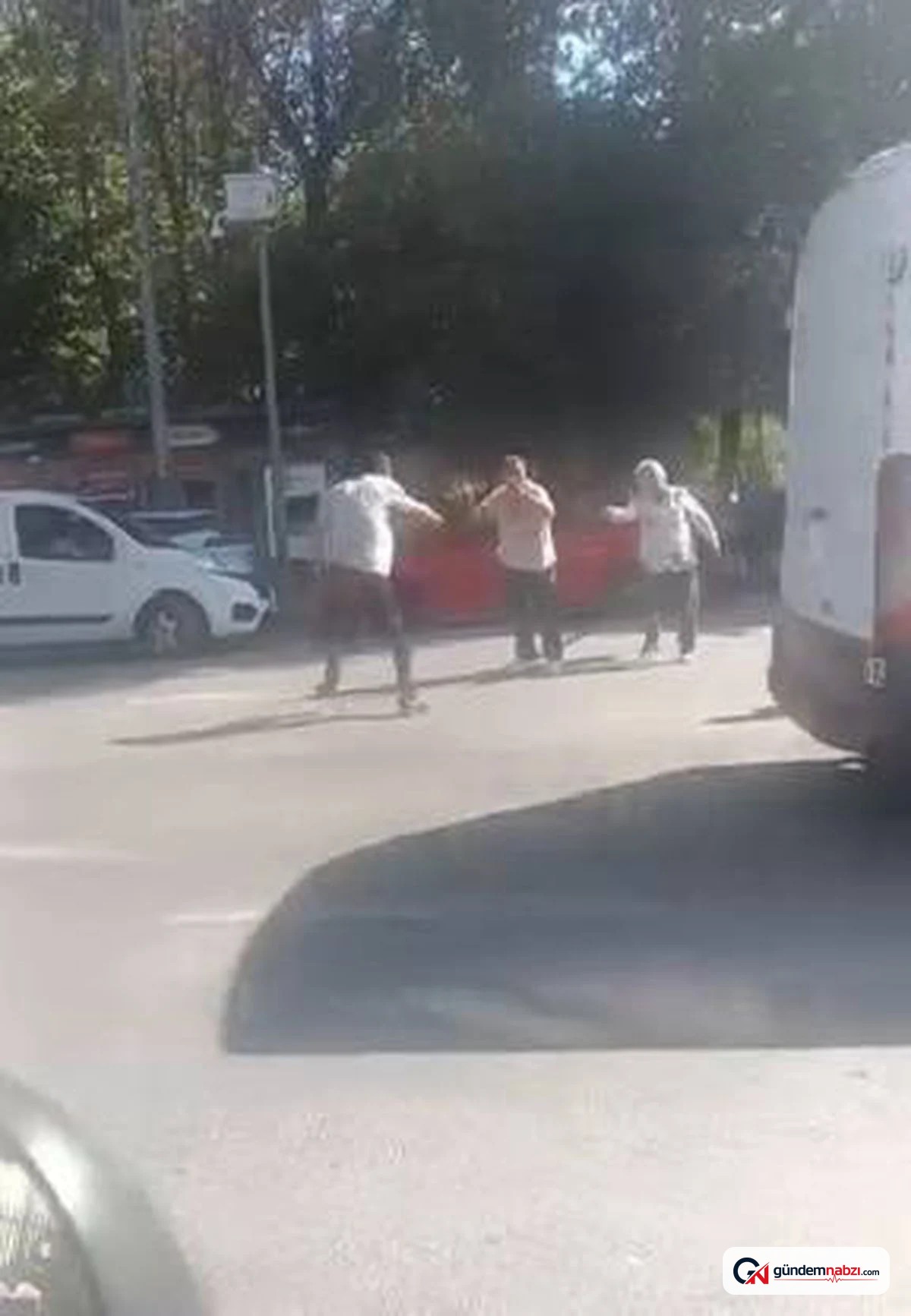 İstanbul'da laf atma kavgasında ayırmak isteyen kişi vuruldu