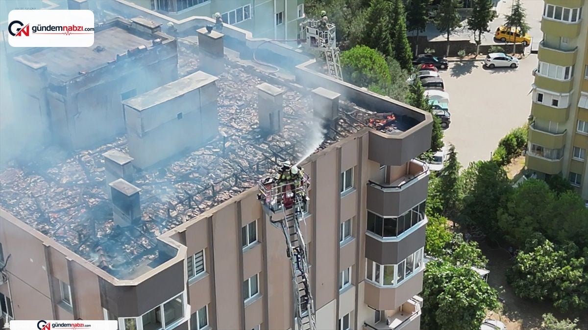 İzmir Menemen'de çatı yangını: 3 işçi kurtarıldı