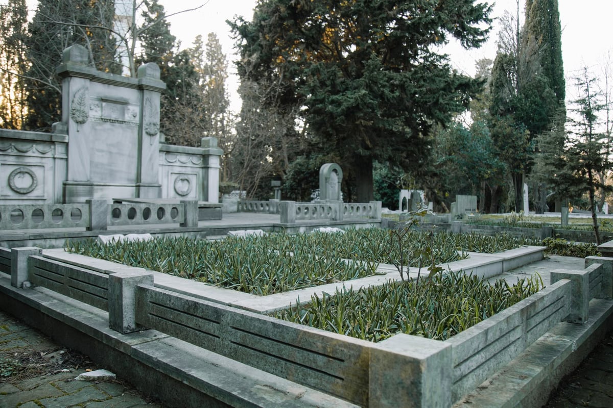 Çankırı Orta'da hükümlüler mezarlıkları temizledi
