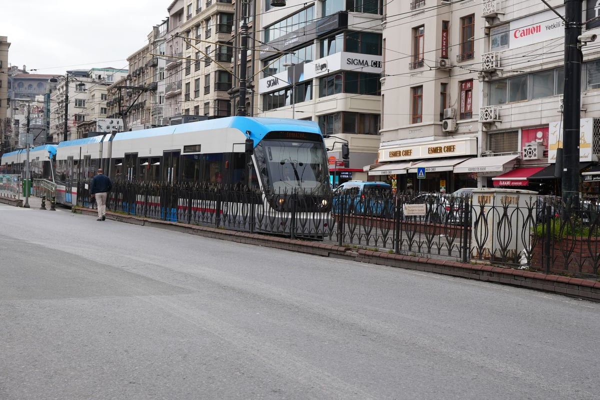 İstanbul'da tramvayın çarptığı kadın yaralandı