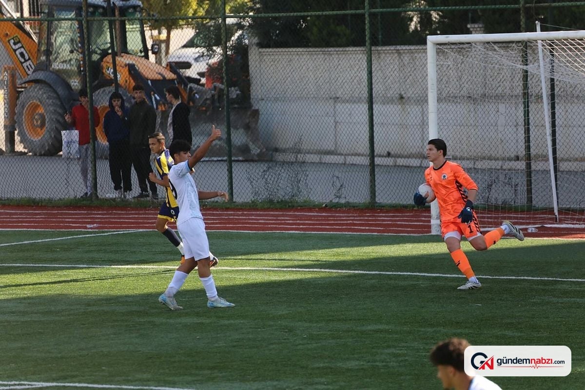 Menemen FK'da kaleci Alp Özge profesyonel sözleşme imzaladı