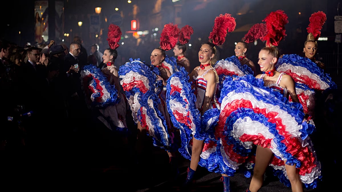 Paris'te Tour de France finali Moulin Rouge dansçılarının gösterisiyle renklendi