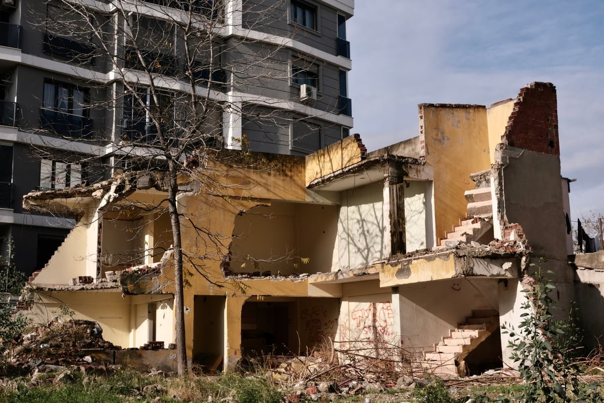 Sinop'ta eski SSK Hastanesi yıkımına başlandı