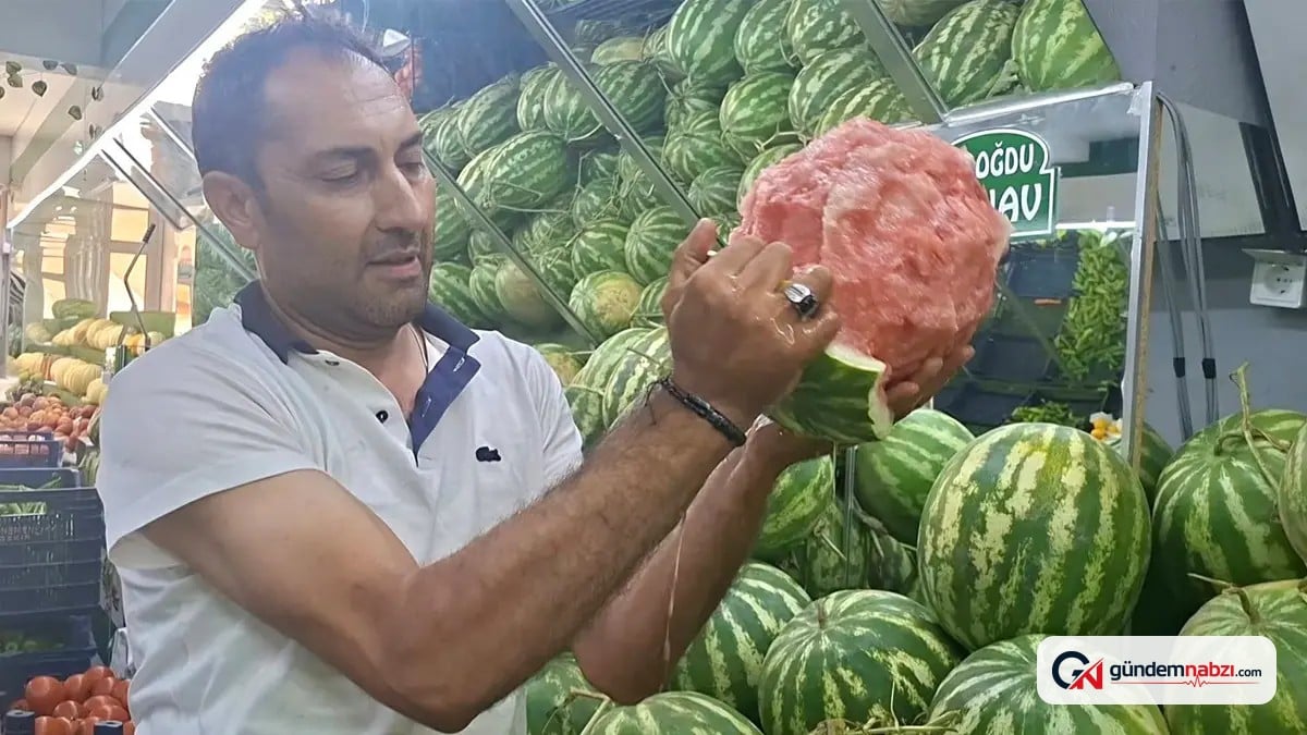 Eliyle karpuz soyan manav viral oldu