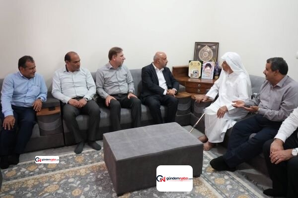 Bakan Ahmad Midari, Buşehr'de şehit ailesiyle bir araya geldi