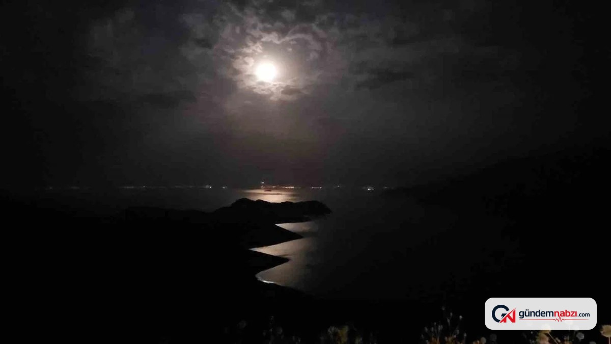 Van'da Geyik dolunayı ile Saint Thomas Kilisesi aynı karede
