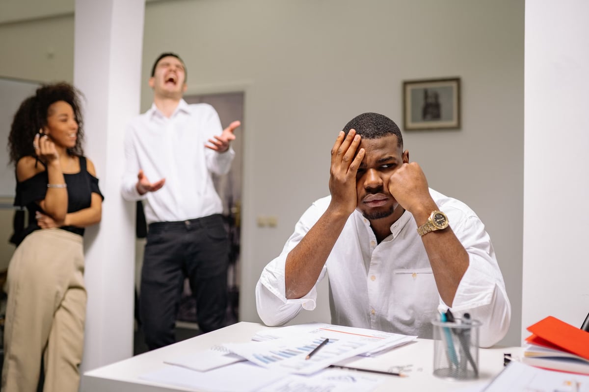 Ciddi ortamlarda gülme isteğinin nedeni açıklandı