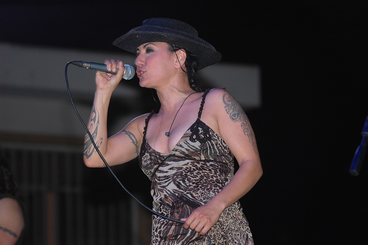 Özlem Tekin'e 2 milyon dolarlık konser teklifi