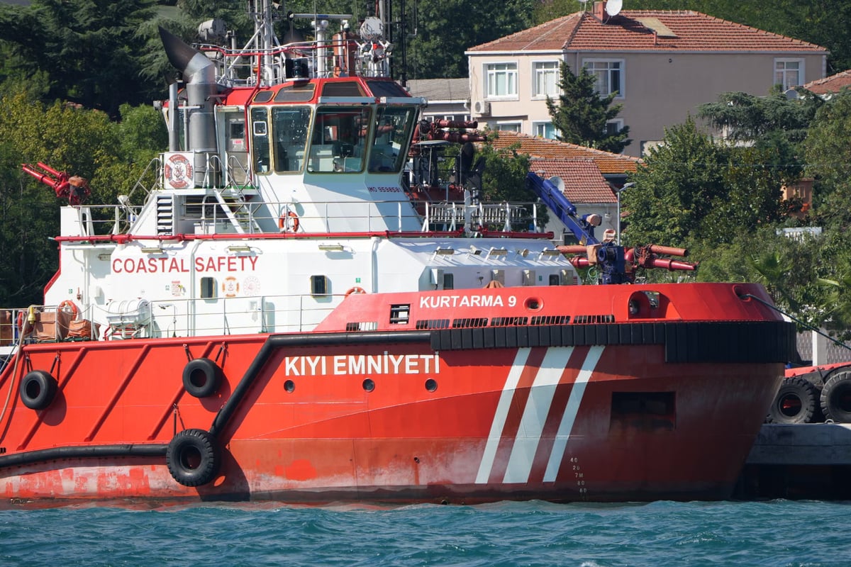 Kocaeli'de deniz fenerinde mahsur kalan 3 kişi kurtarıldı