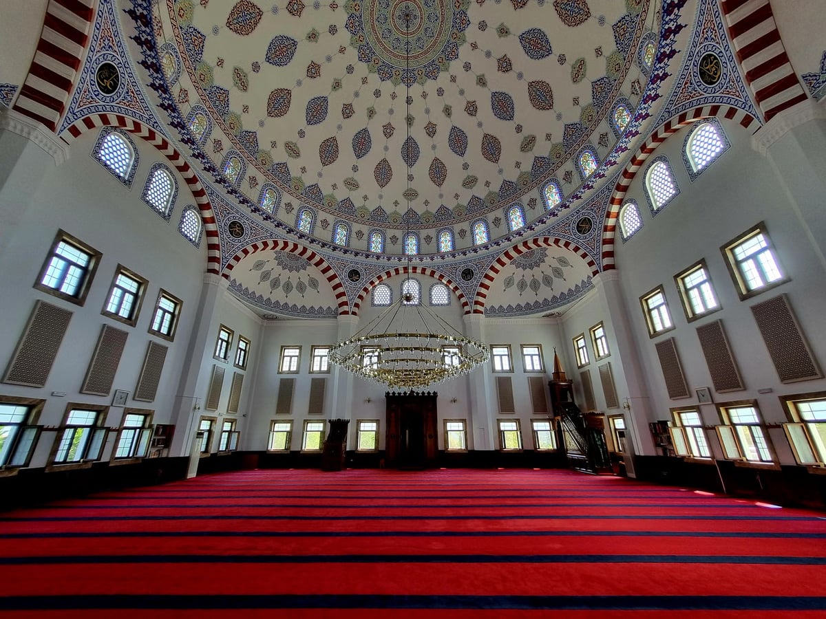Almanya'da cuma namazı tabelasına boyalı saldırı