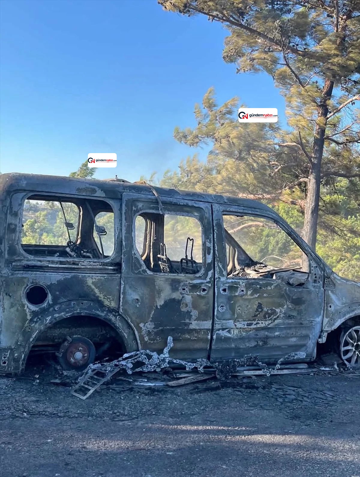 Antalya'da çalılık yangını ev ve araca zarar verdi