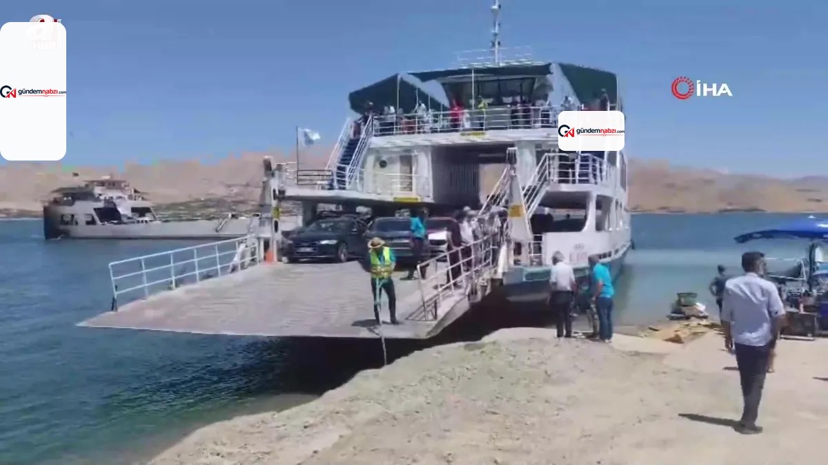 Tunceli'de feribot yakıtı bitince panik yaşandı