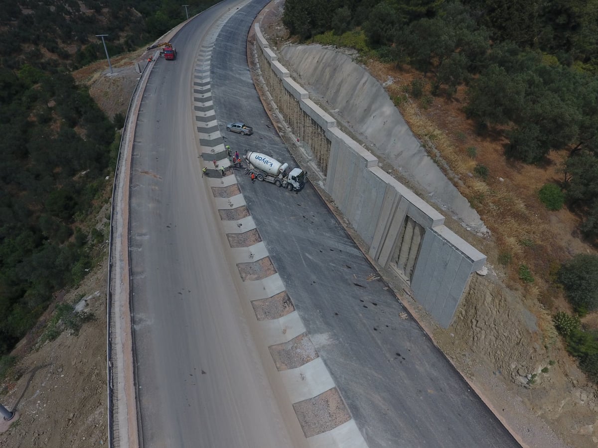 Karayollarında gece ve gündüz yol çalışmaları sürüyor