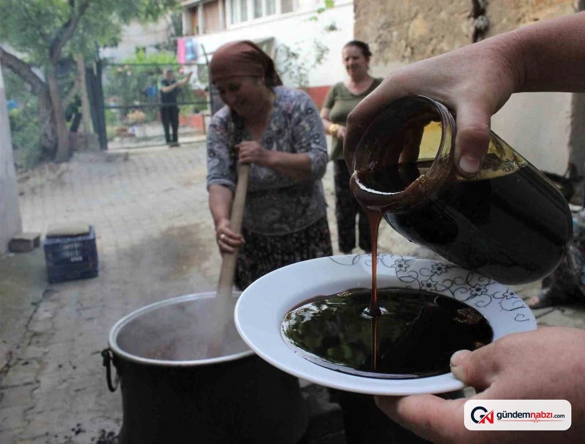 Kemaliye'de geleneksel dut pekmezi üretimi başladı