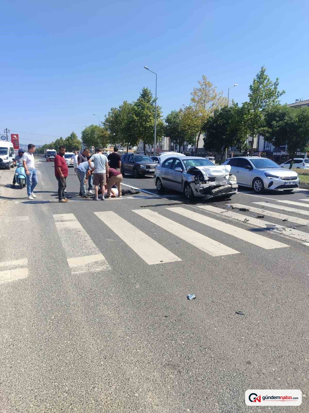 Düzce'de ışıklı kavşakta otomobil çarpıştı: 1 yaralı
