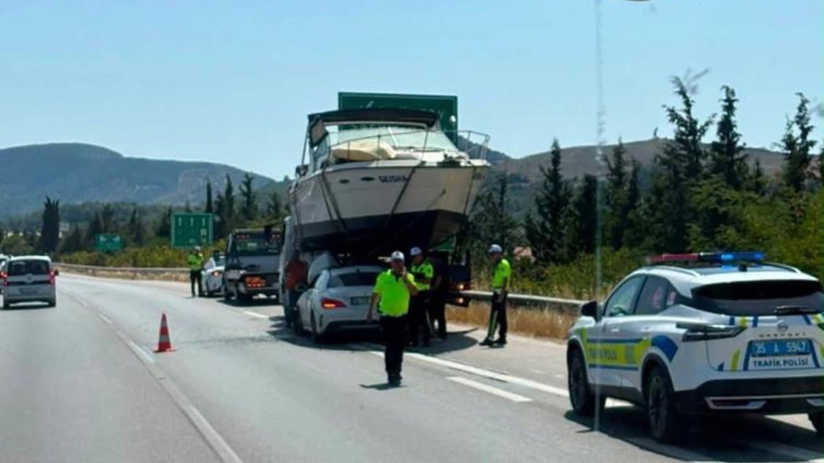 İzmir'de şaşırtıcı kaza: Otomobil teknenin altına girdi