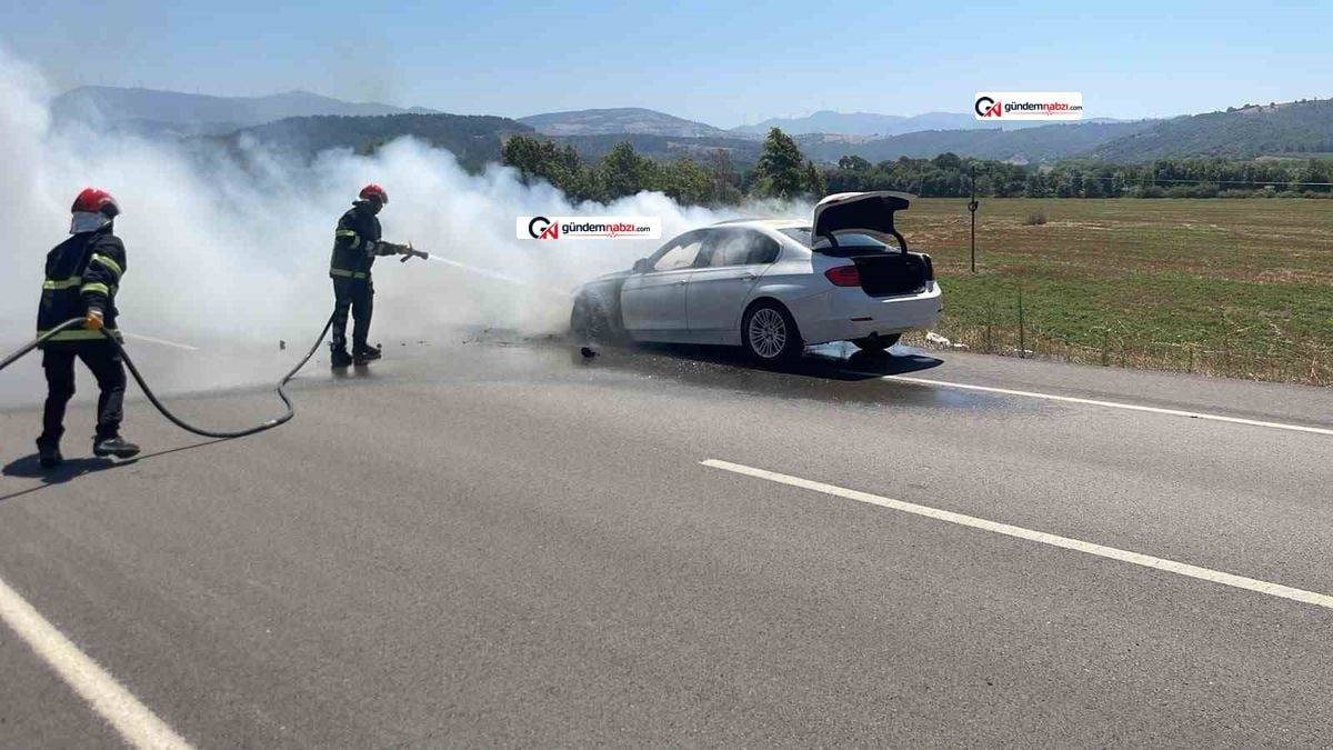 Osmaniye'de seyir halindeki otomobil alev aldı