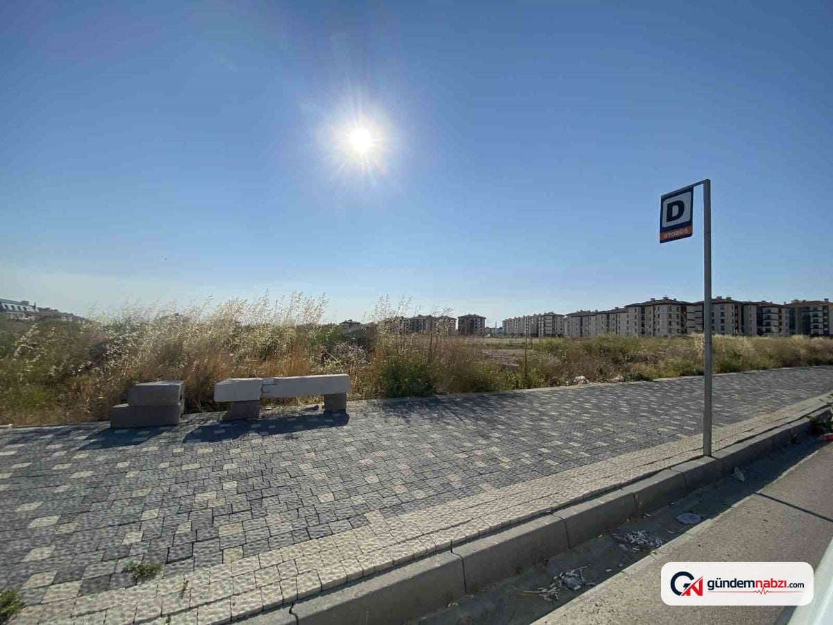 Eskişehir'de durakta bank olmayınca taşlarla oturma alanı yaptılar