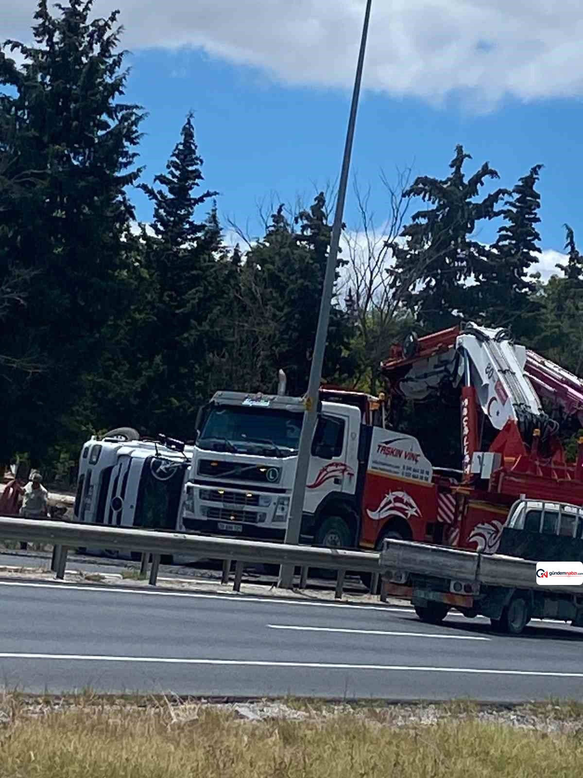 Kırklareli'nde tır bariyerlere çarpıp devrildi