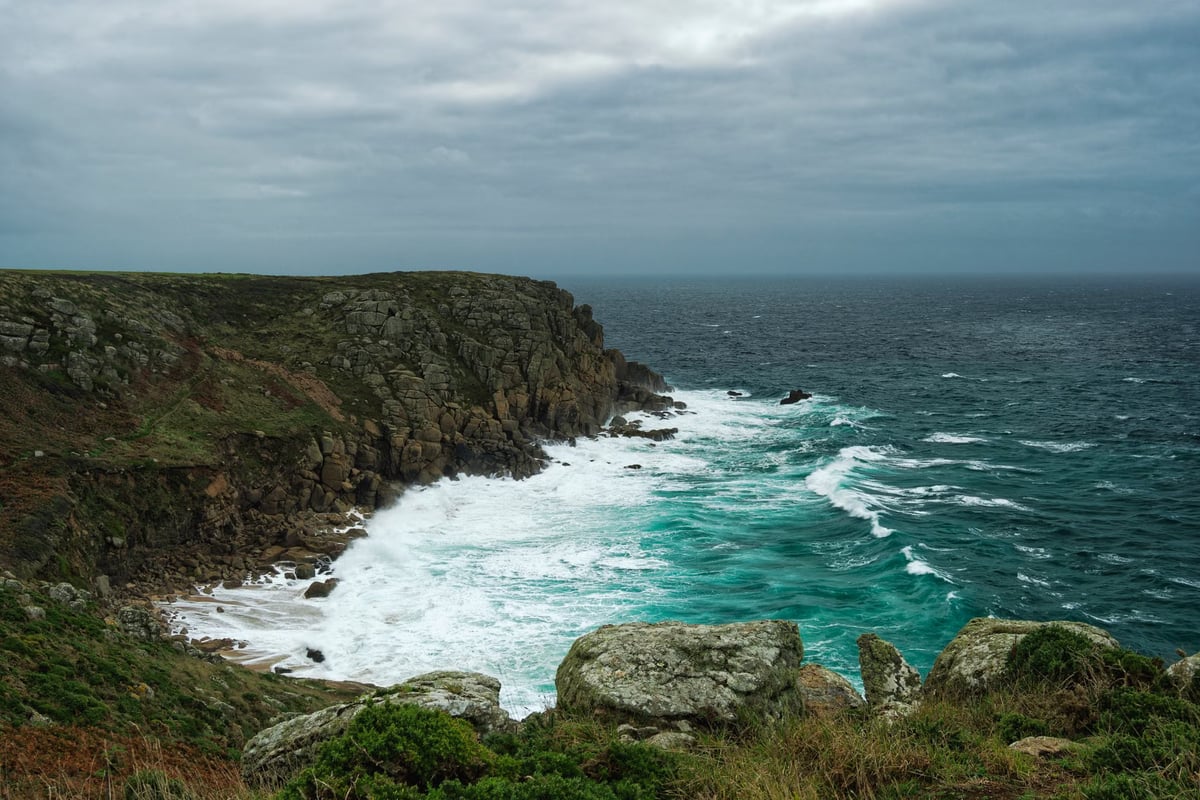 Cornish plajında denizden çıkarılan iki kişi hayatını kaybetti