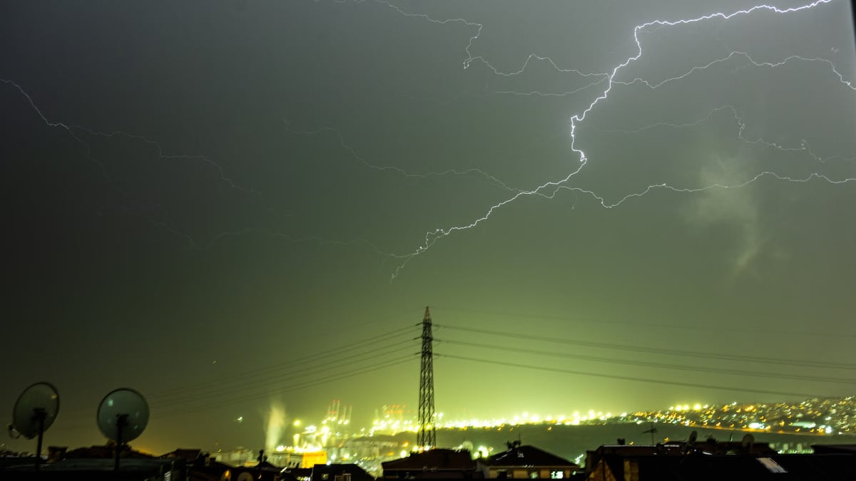 Spot elektrik fiyatları yarın 330 ile 4 bin lira arasında değişecek